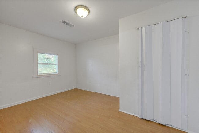 Building Photo - 2205 Kingsdale Dr