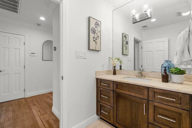 Building Photo - 1049 Lucot Way
