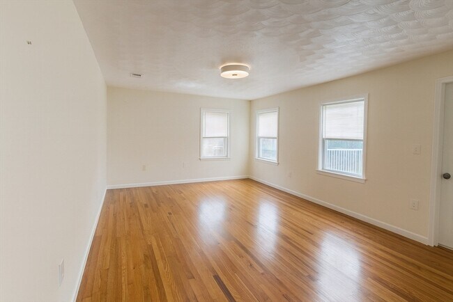 Building Photo - 83 Putnam St
