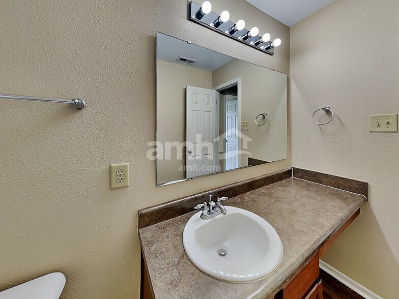 Building Photo - 8243 Retreat Ln
