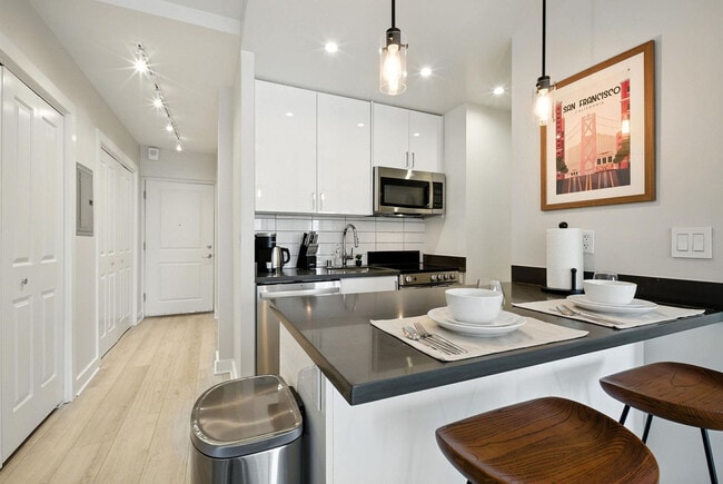 Building Photo - 899 Pine St