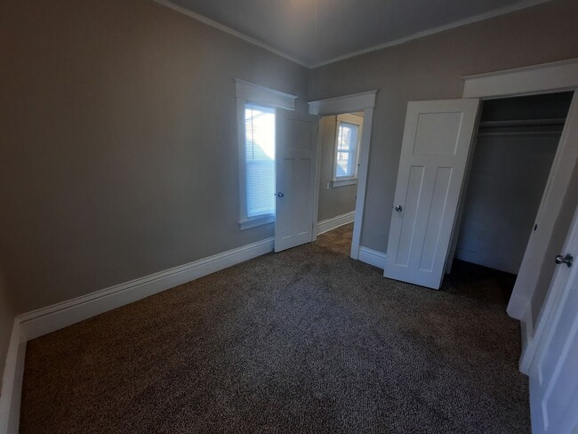 Building Photo - Home near Drake University, pet friendly!