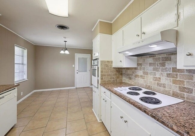Building Photo - 630 White Oak Dr
