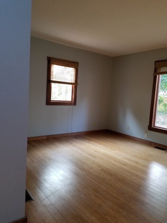 Building Photo - Great 3 bed 2 bath home!! AVAILABLE AUGUST 2027!