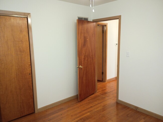 Building Photo - 12504 E 33rd St S