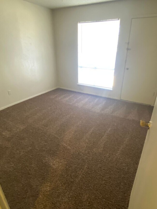 Building Photo - SPACIOUS 3 bedroom 2.5 bathroom townhome