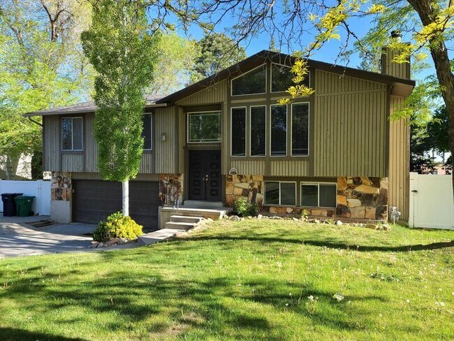 Building Photo - 2243 Aspen Hills Dr