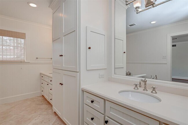 Building Photo - 12419 Huntingwick Dr