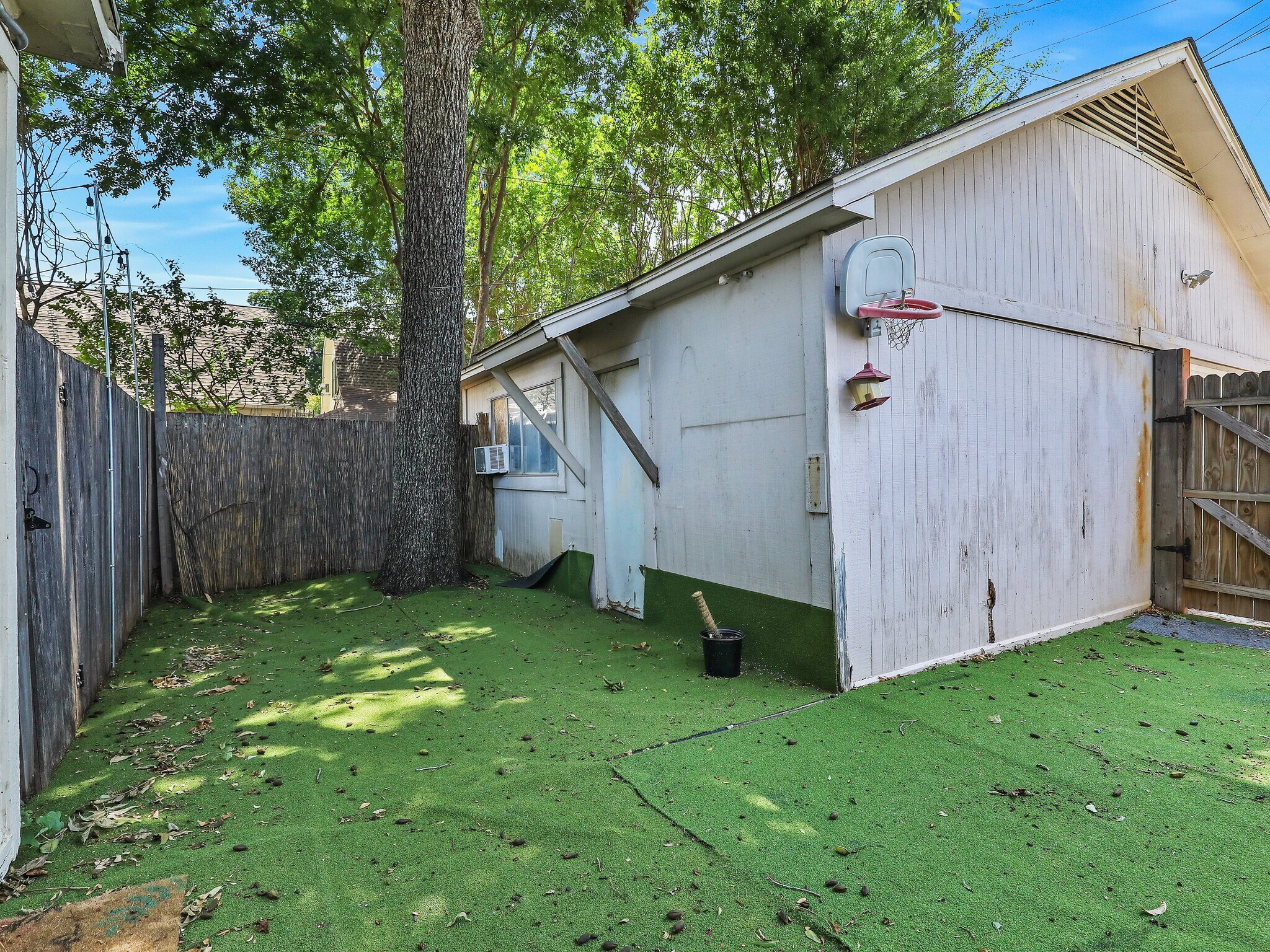 Building Photo - 6950 Hillcrest Ave