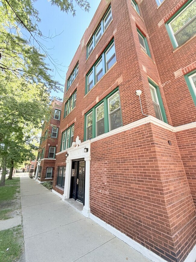Building Photo - 3607 W Ainslie St