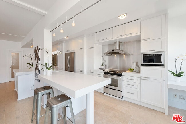 Building Photo - 838 N Doheny Dr