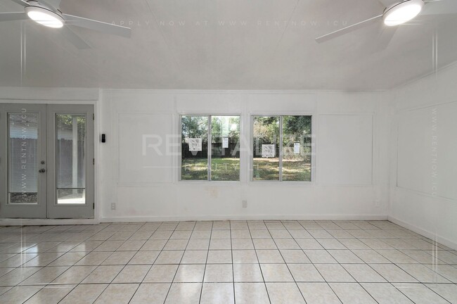 Building Photo - Adorable 3 Bed 2 Bath Cottage with Double ...