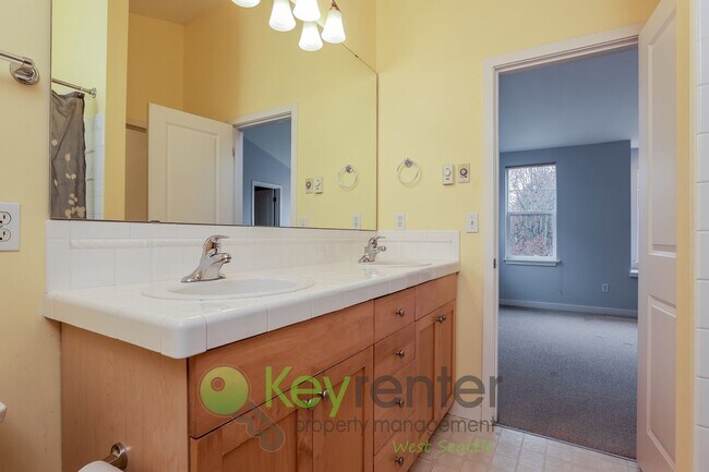 Building Photo - Sophisticated Seattle Home with Stunning Interiors