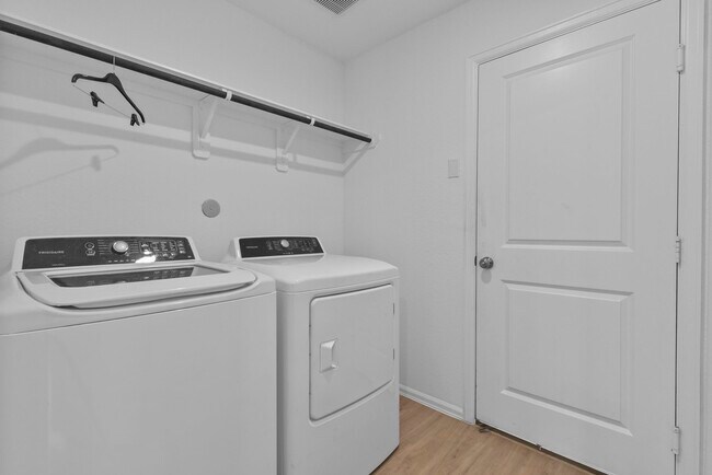 Building Photo - 18718 Clearwater Brk Dr