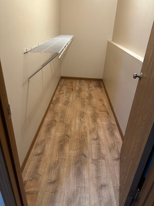 Building Photo - 104 E River Dr