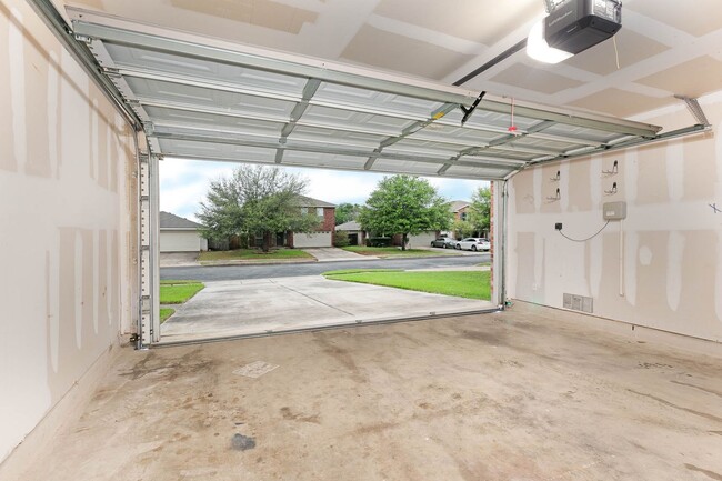 Building Photo - Great in gate Springwood Subdivision! Near...