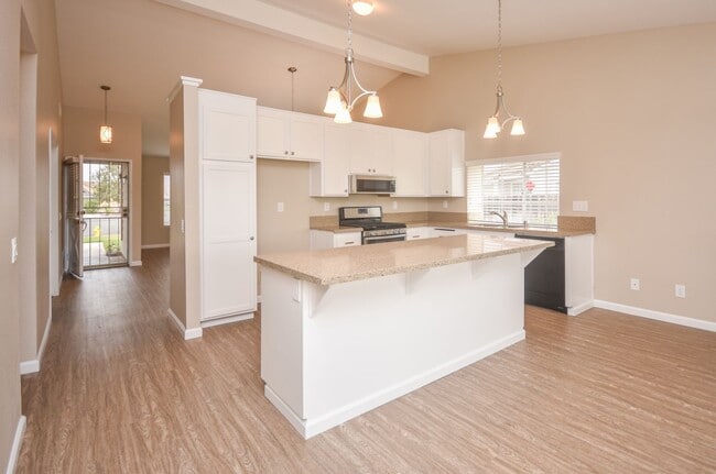 Building Photo - Lovely Single Level Home 4BR/2BTH Located ...