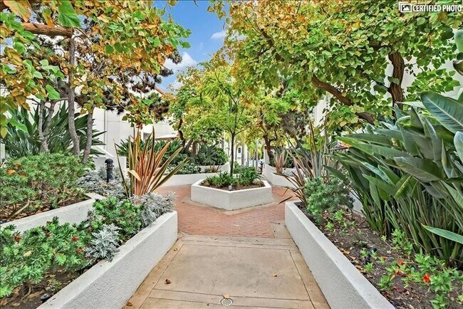 Plenty of room to walk around - 701 Kettner Blvd