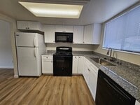 Building Photo - Newly Renovated Townhome Close To UNR - Central Air