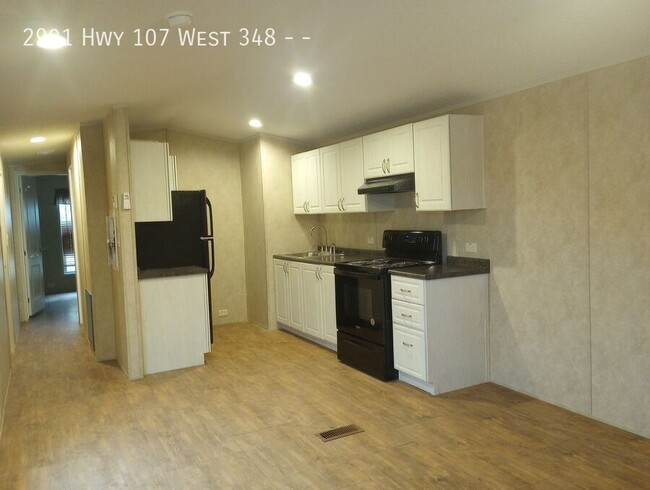 Building Photo - 2 bed 1 bath available!