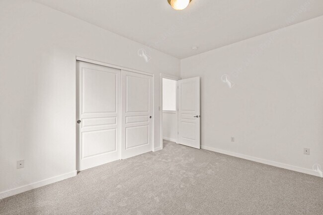 Building Photo - Eagle Crest Townhome Steps to Lakeside Center & Trails