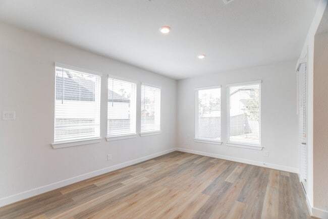 Building Photo - 11 Mariposa Wds Dr