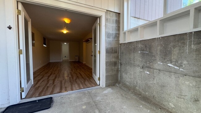 Building Photo - Private Olympia Townhome w Fully Fenced Ba...