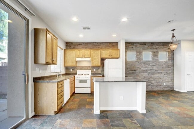 Building Photo - Awesome 3 Bedroom, 2 Story Home in North L...
