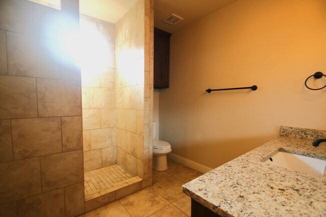 Building Photo - Little Piece of HEAVEN~3/2.5 Home w/ Open ...