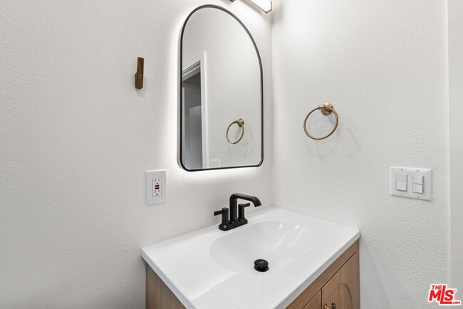 Building Photo - 612 Romulo St