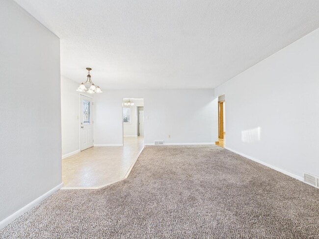 Building Photo - 904 S Cloudas Ave