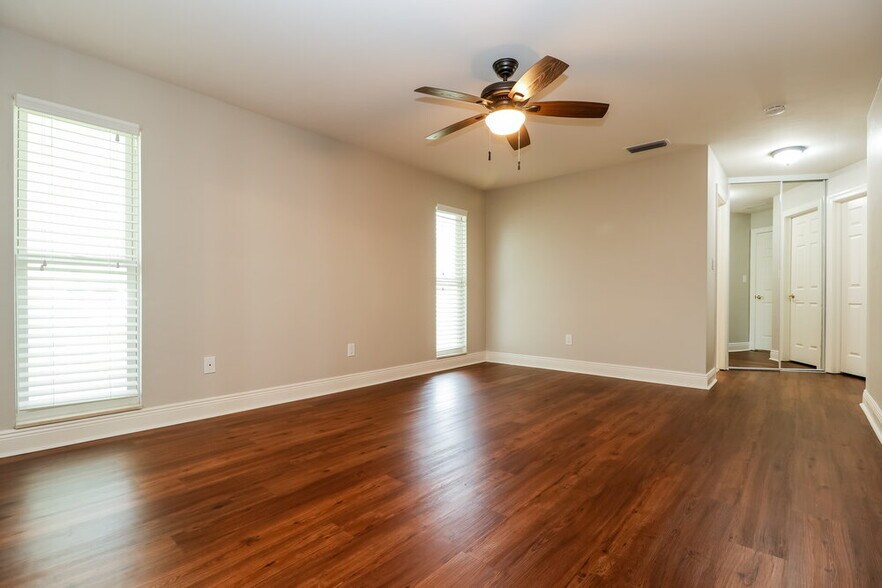 Building Photo - 2228 Treehaven Cir