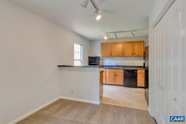 Building Photo - 1221 Villa Ln