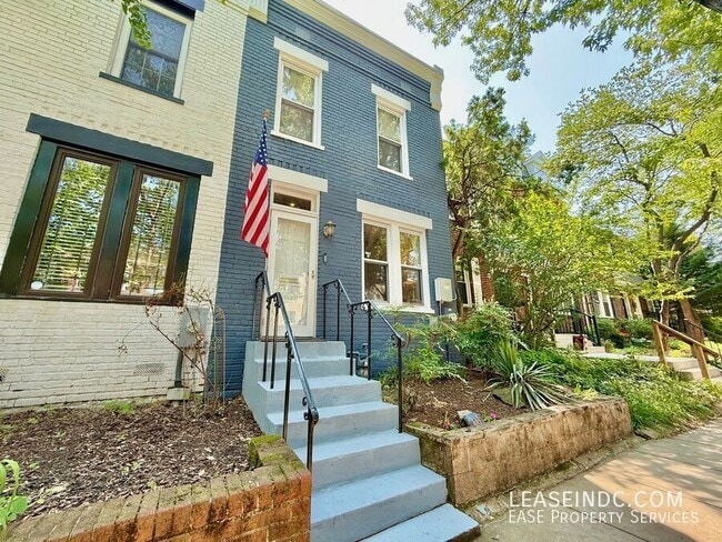 Building Photo - 241 Warren St NE