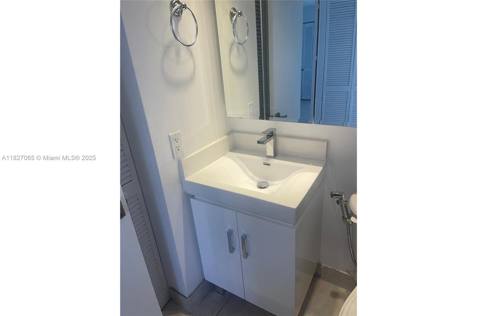 Building Photo - 1450 Brickell Bay Dr