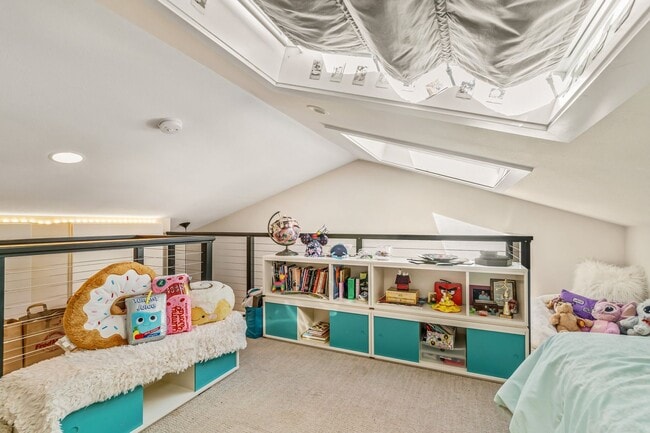 Building Photo - 2+ Bed 2.5 Bath East Madison Townhouse