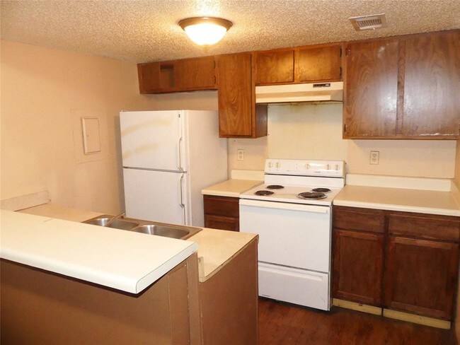 Building Photo - 701 Oakwood Ln