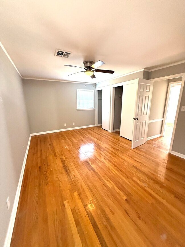 Building Photo - ** 3 bed 2 bath located in RidgeField ** Call 334-366-9198 to schedule a self showing