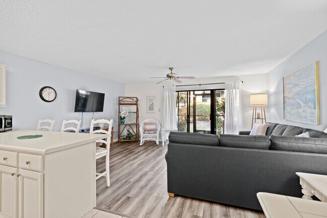 Building Photo - 1st Floor Seasonal Rental Available Octobe...