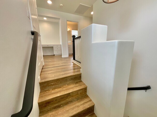 Building Photo - 4 Bedroom 3 Bath, 2 Car garage w/3rd parking stall, Solar panels (RRLLC)