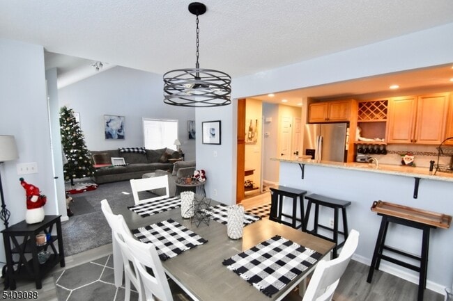 Building Photo - 15 Heritage Ct