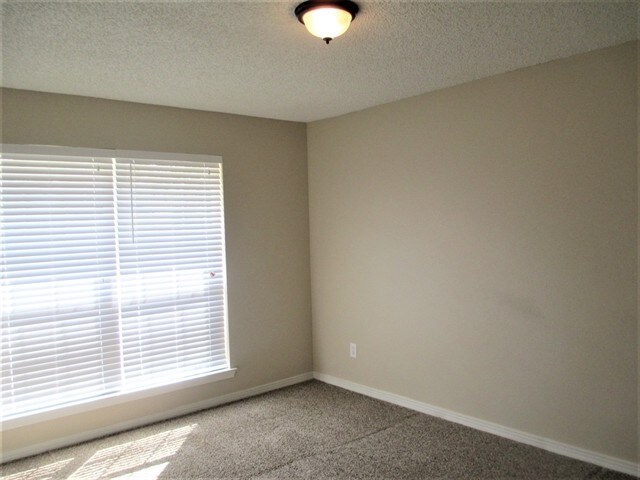 Building Photo - 3156 Peppertree Dr