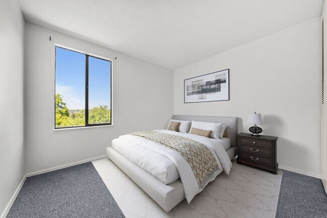 Building Photo - Recently Updated Home in Canonsburg!