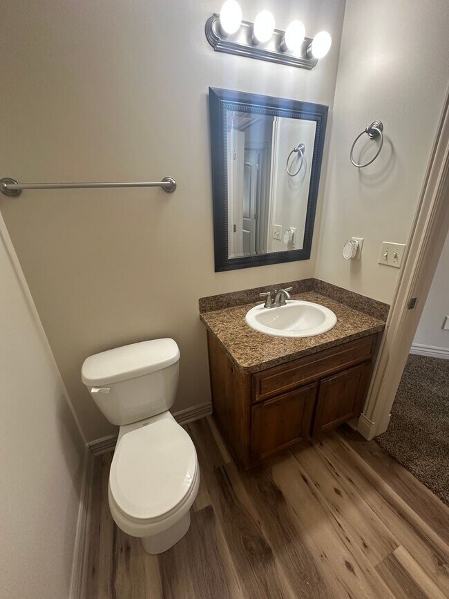 Building Photo - Modern 3 Bed, 2.5 Bath Townhouse - Excelle...