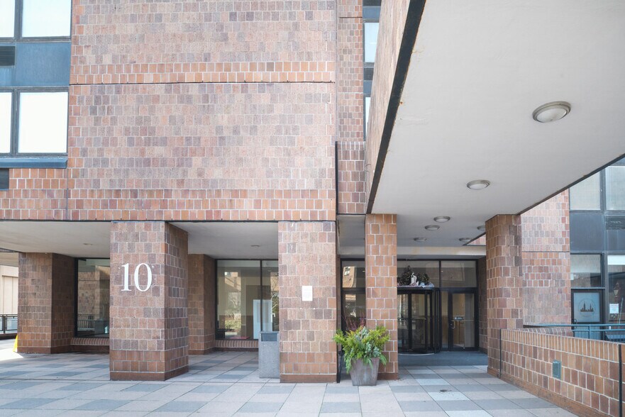 Building Photo - 30 Waterside Plaza