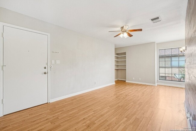 Building Photo - 10609 Starcrest Dr