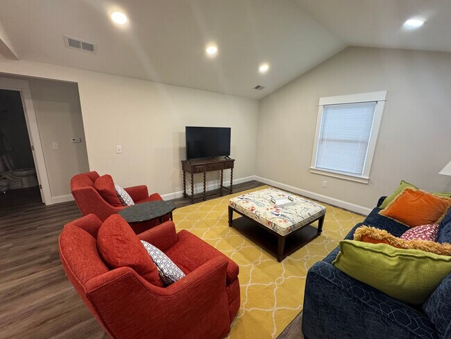 Building Photo - 110 Friendship Cir