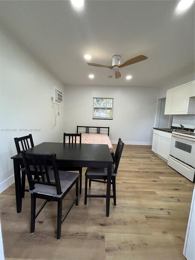 Building Photo - 2410 Thomas St