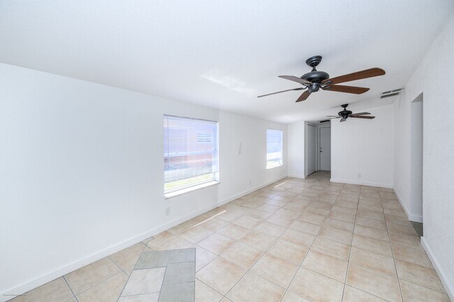 Building Photo - 510 Sharon Cir
