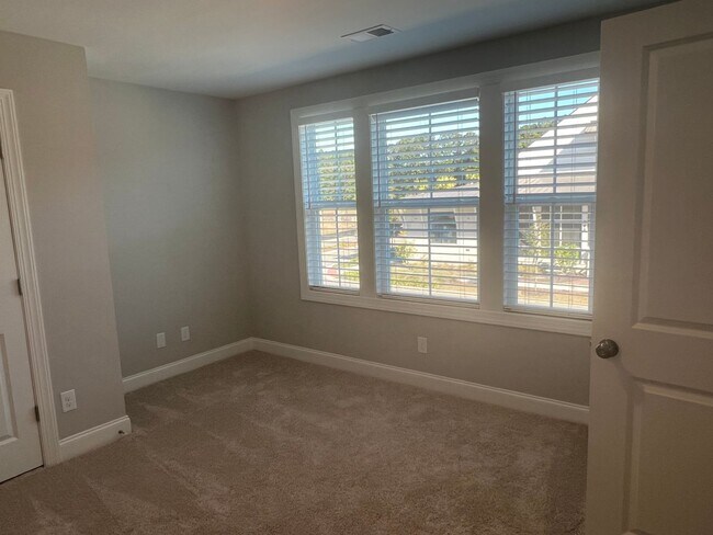 Building Photo - Lovely Three Bedroom Townhouse in Washington Square!